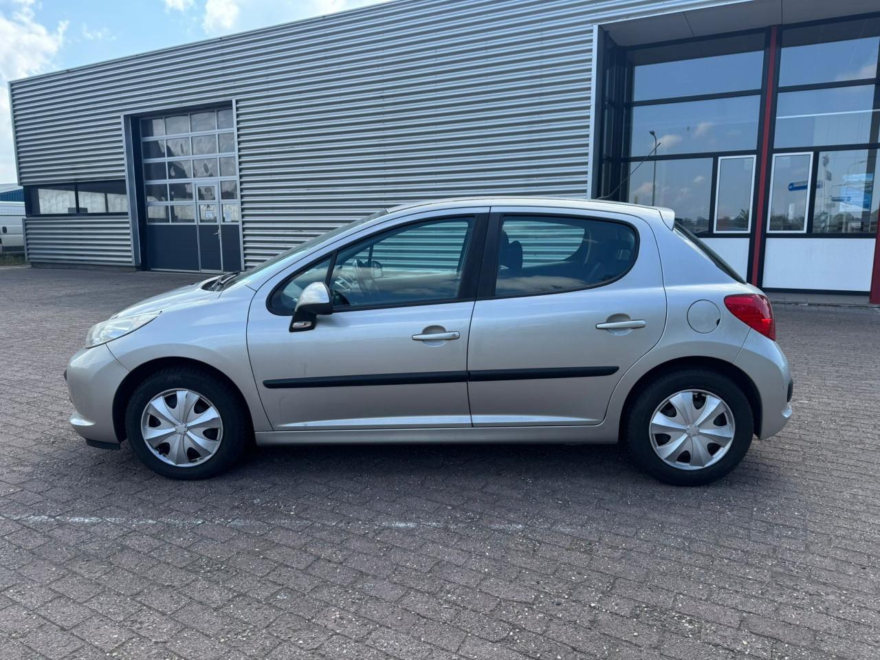 Peugeot 207 bj 2007  1600 euro