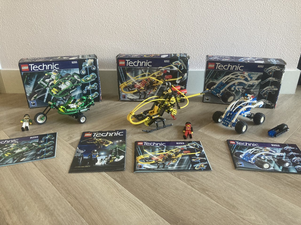 3 Lego technic sets met doos en met boekjes