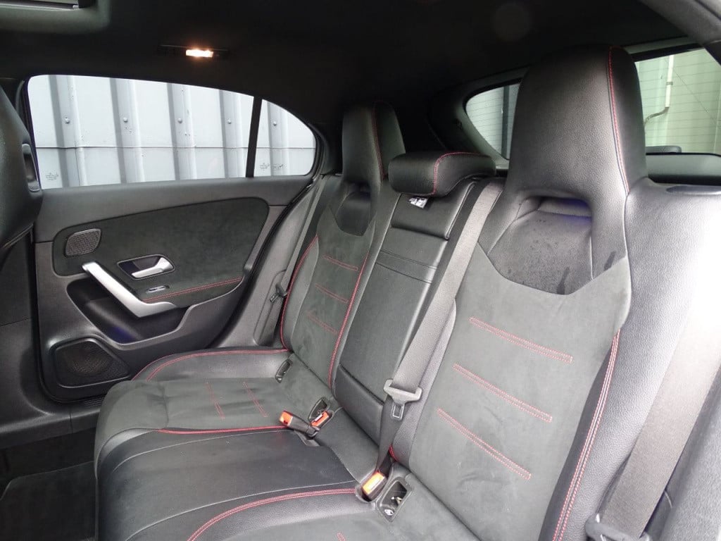 Mercedes-Benz A-Klasse 180 business solution amg | pano | led | el trekhaak