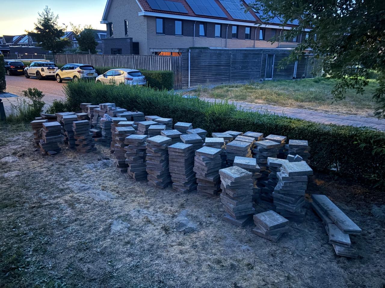 +/- 50m2 (600 stuks) 30x30x7 tegels met afsluitband