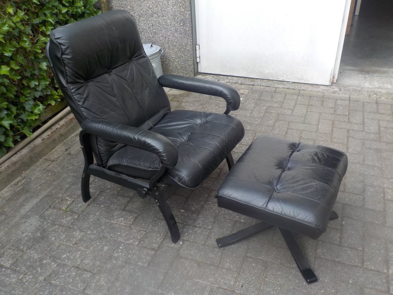 Mooie kwaliteit leren fauteuil + voetenbankje met kleine gebruikssporen