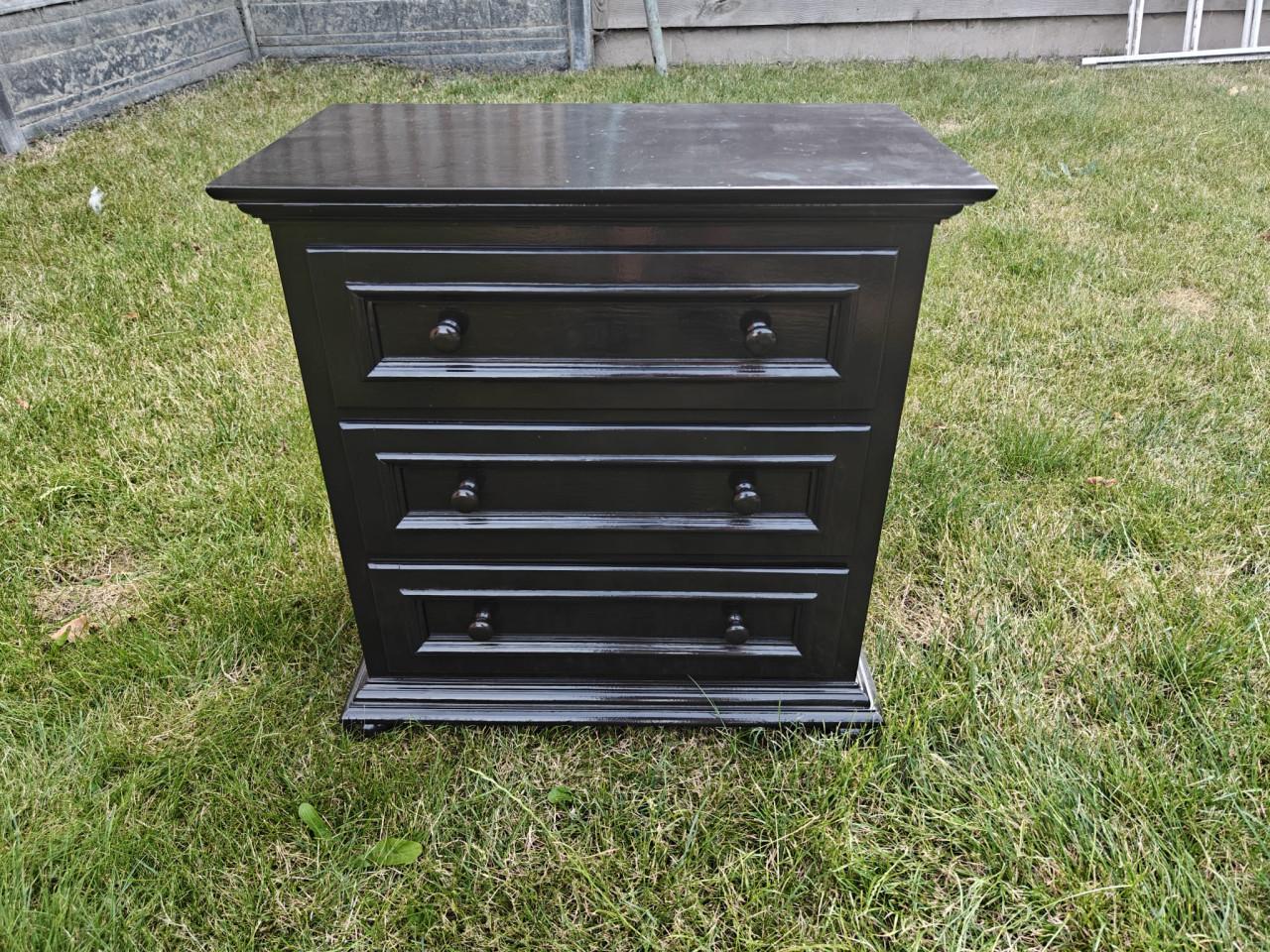 Te koop 3 laden kastje zwart gespoten .