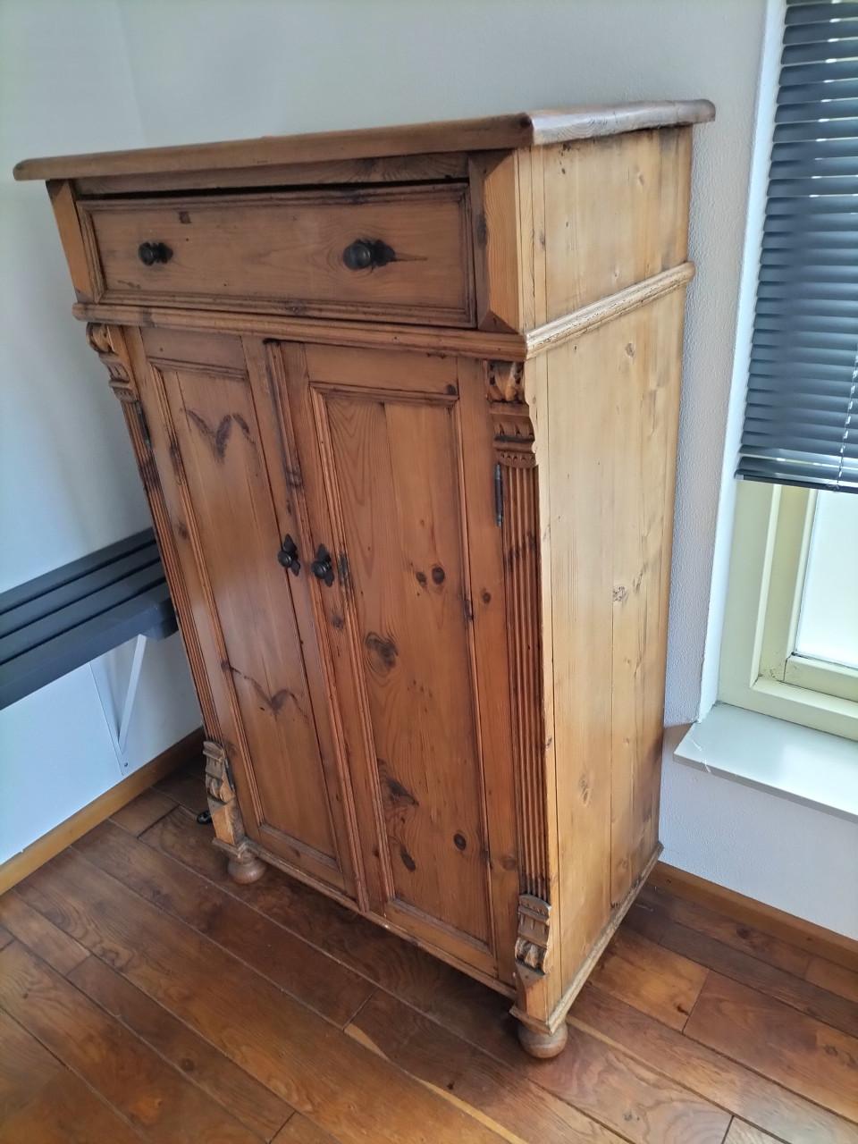 Oud-grenen meidenkast