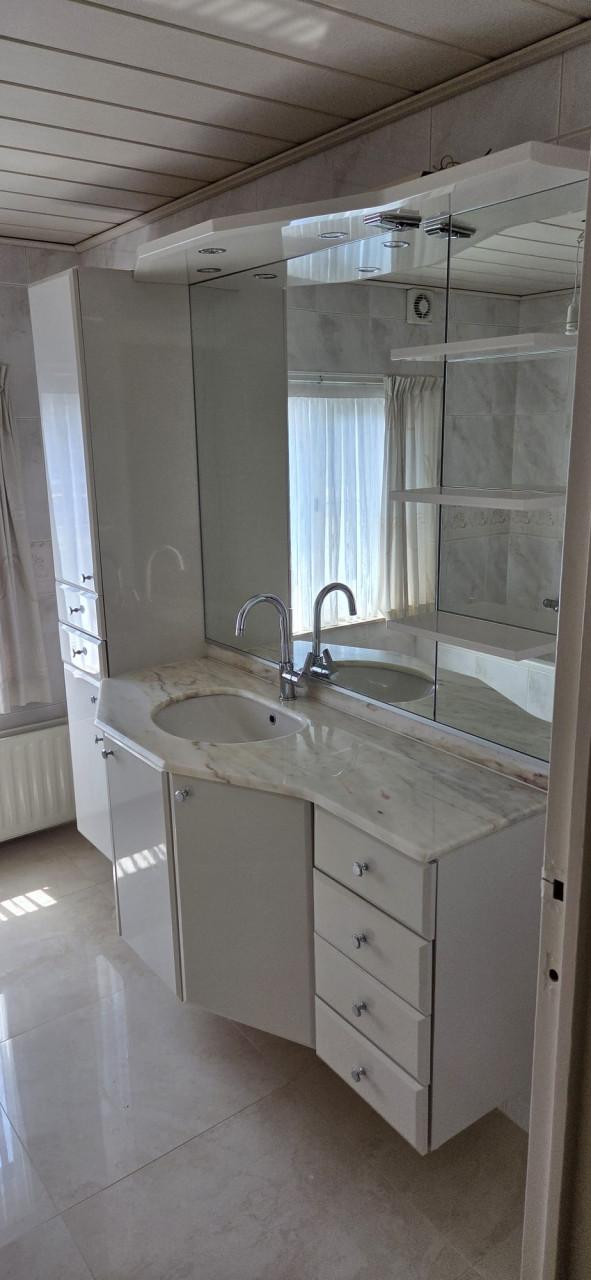 Perfect Badkamer meubel. 50 euro. Zelf demonteren.