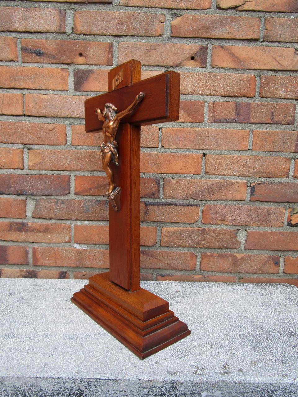 Houten kruisbeeld met bronzen Jezus