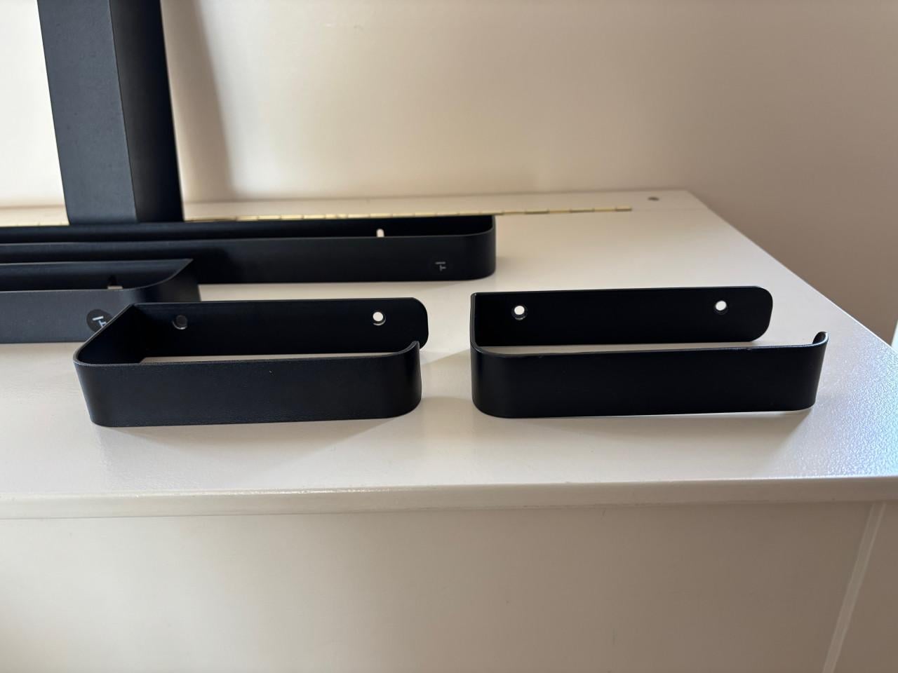 Badkamer accessoires zwart metalen ophangsystemen