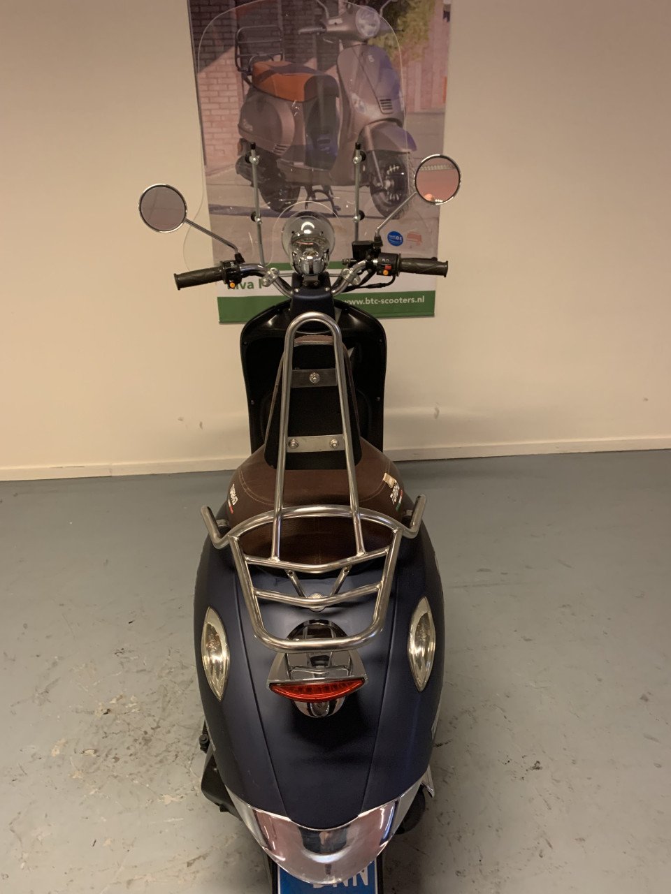 RETRO SCOOTER MET WINDSCHERM 25KM NU 649,= RIJKLAAR