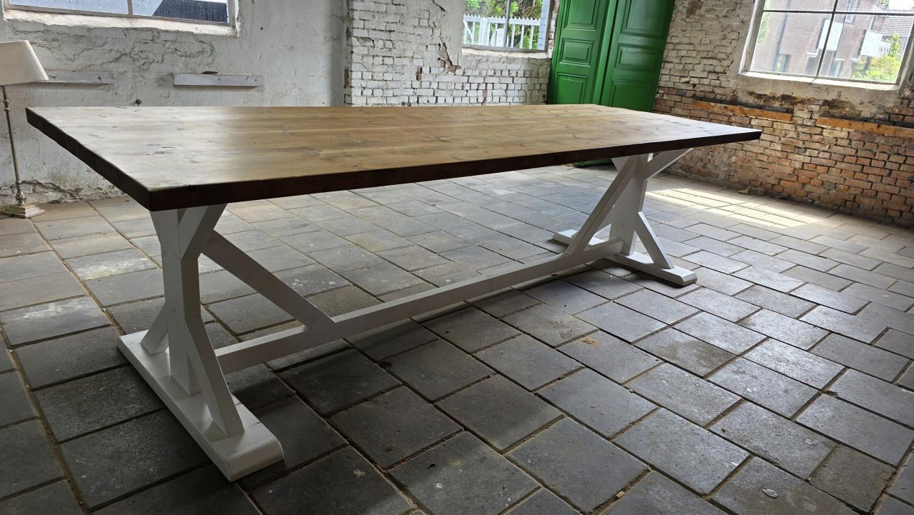 280 cm lange landelijke tafel met 10 stoelen