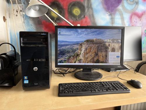 Complete HP PRO 3400 i5 8Gb+SSD Windows 11-IoT 24" scherm  30€