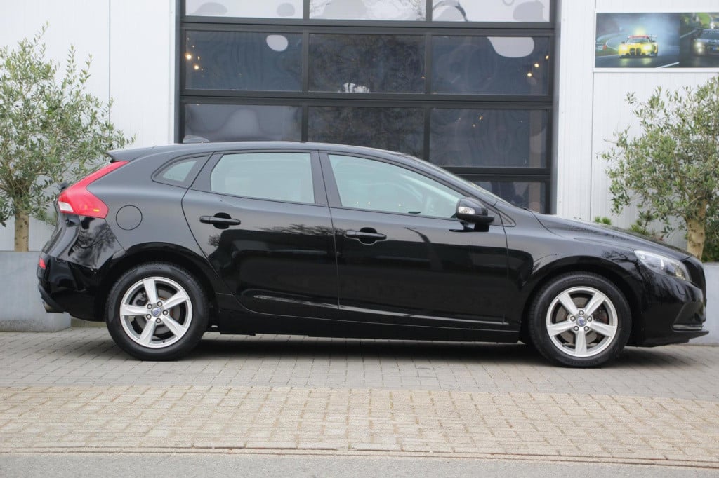 Volvo V40 1.6 t2 you! - xenon - cruise - pdc - high perf audio - dealer oh!
