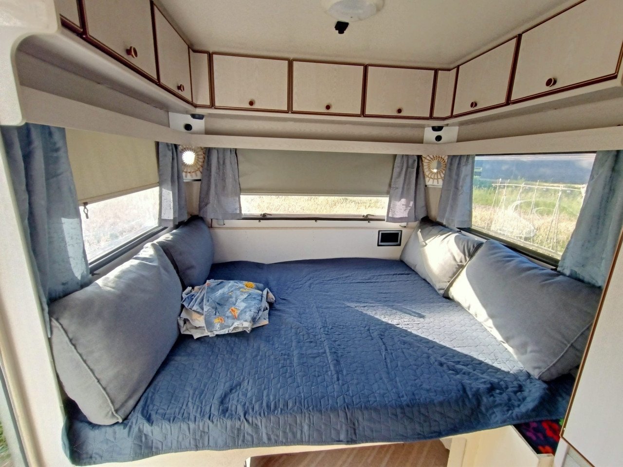 Gezinscaravan Knaus Sudwind 1990 met voortent en vast bed