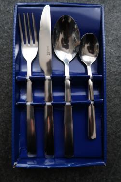 Sola 2 persoons bestekset (8 delig) is nieuw en zit in originele doos