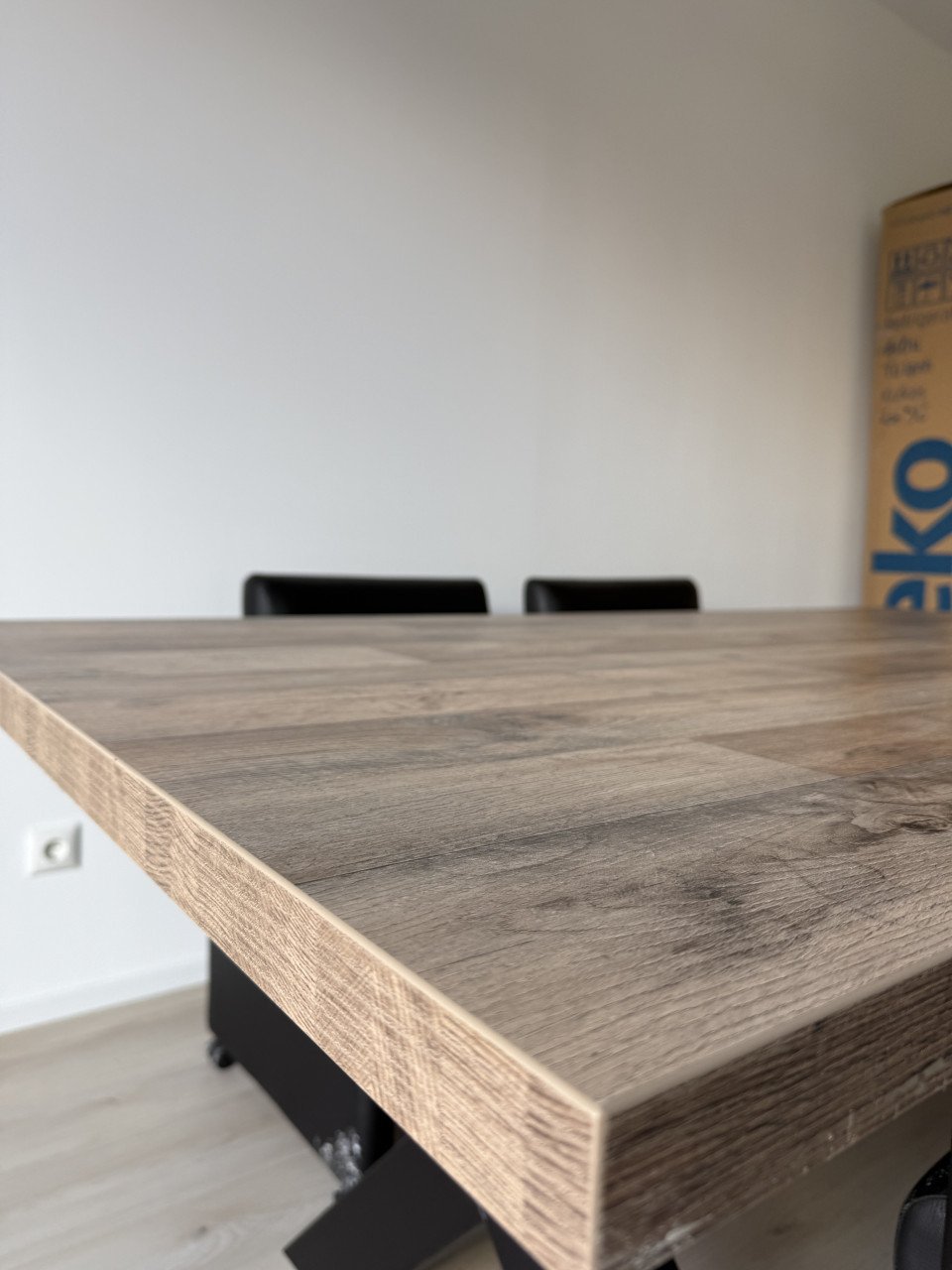 Eettafel mangohout met X poot en vier lederen stoelen