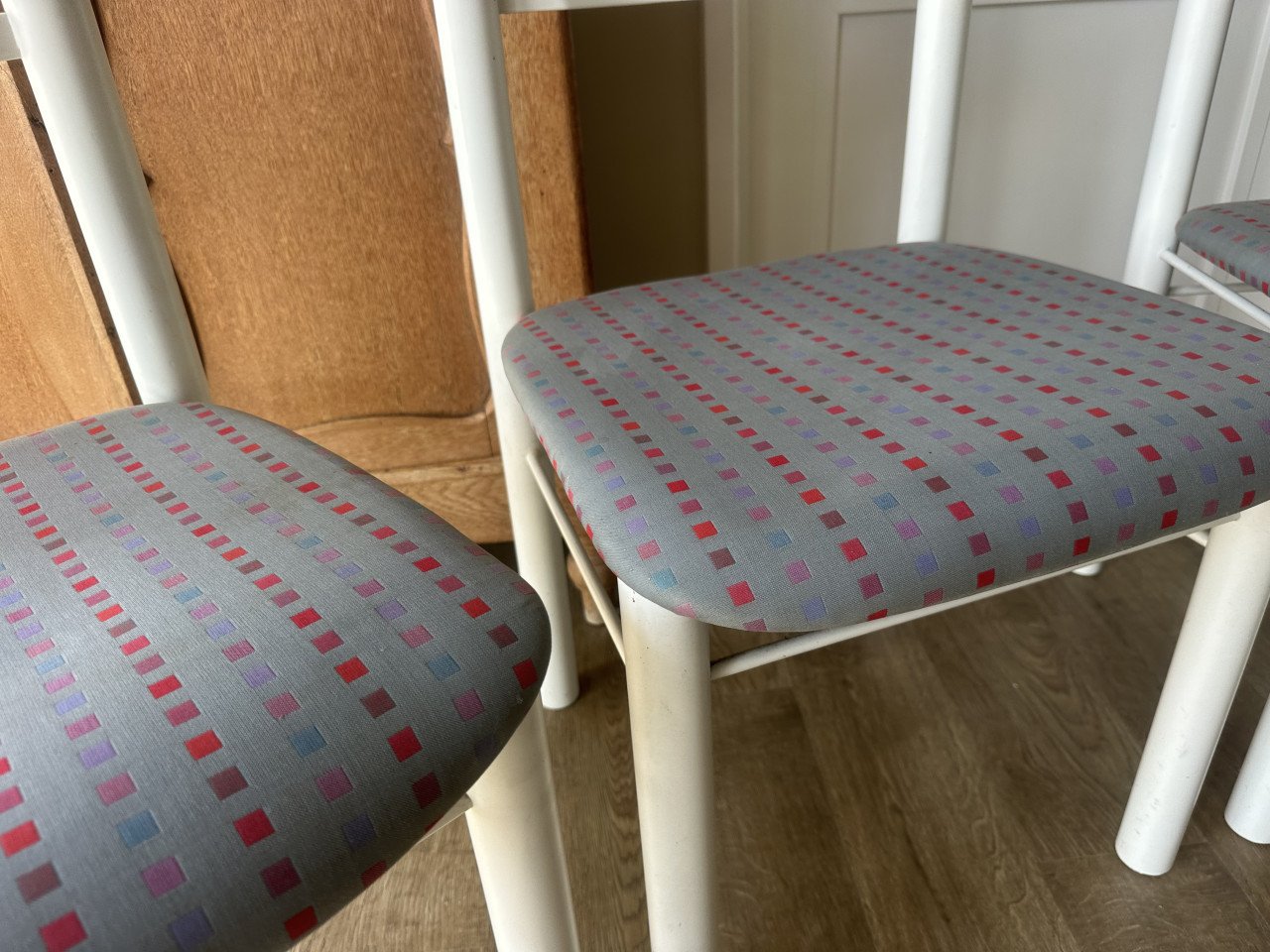 4 stijlvolle, strakke eetkamerstoelen. Grijsblauw.
