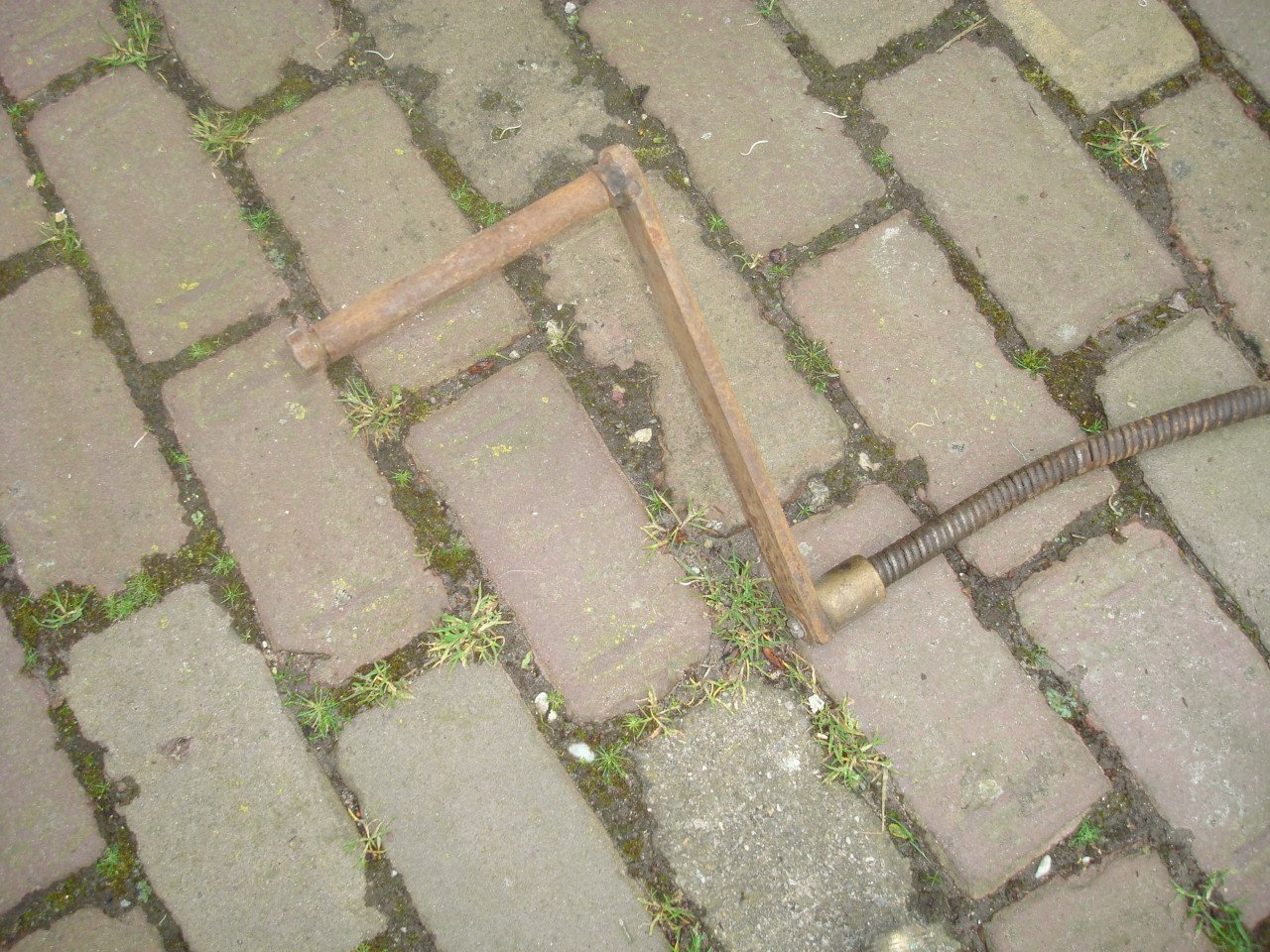 Heel oude metalen ontstopper