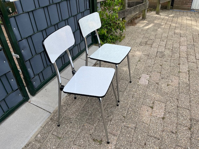2 stoeltjes met formica