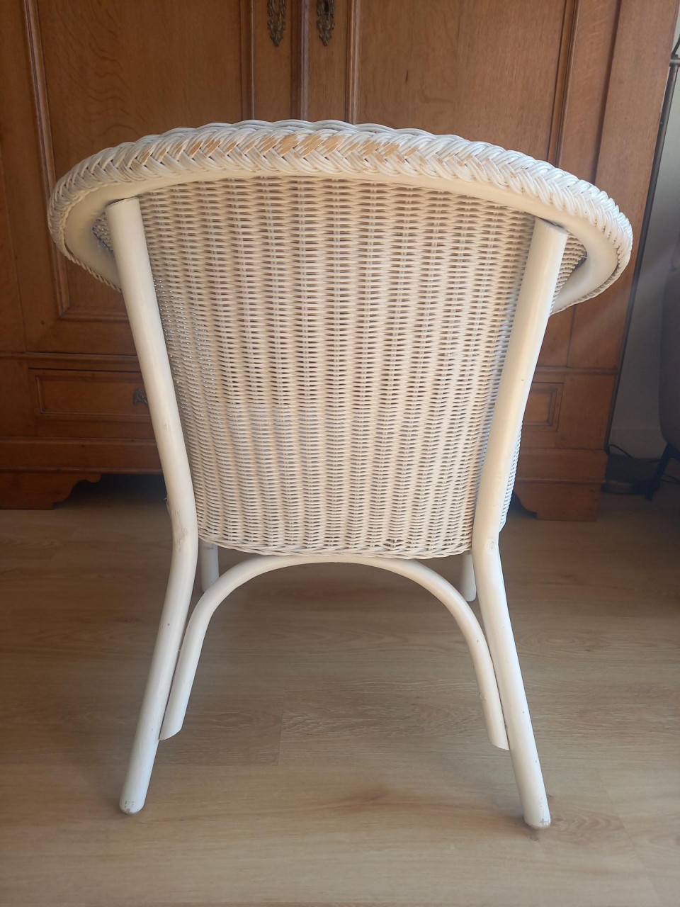 Trendy witte rotanstoel