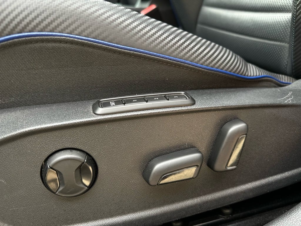Volkswagen Golf 2.0 tsi r 4motion // panoramadak // akrapovic