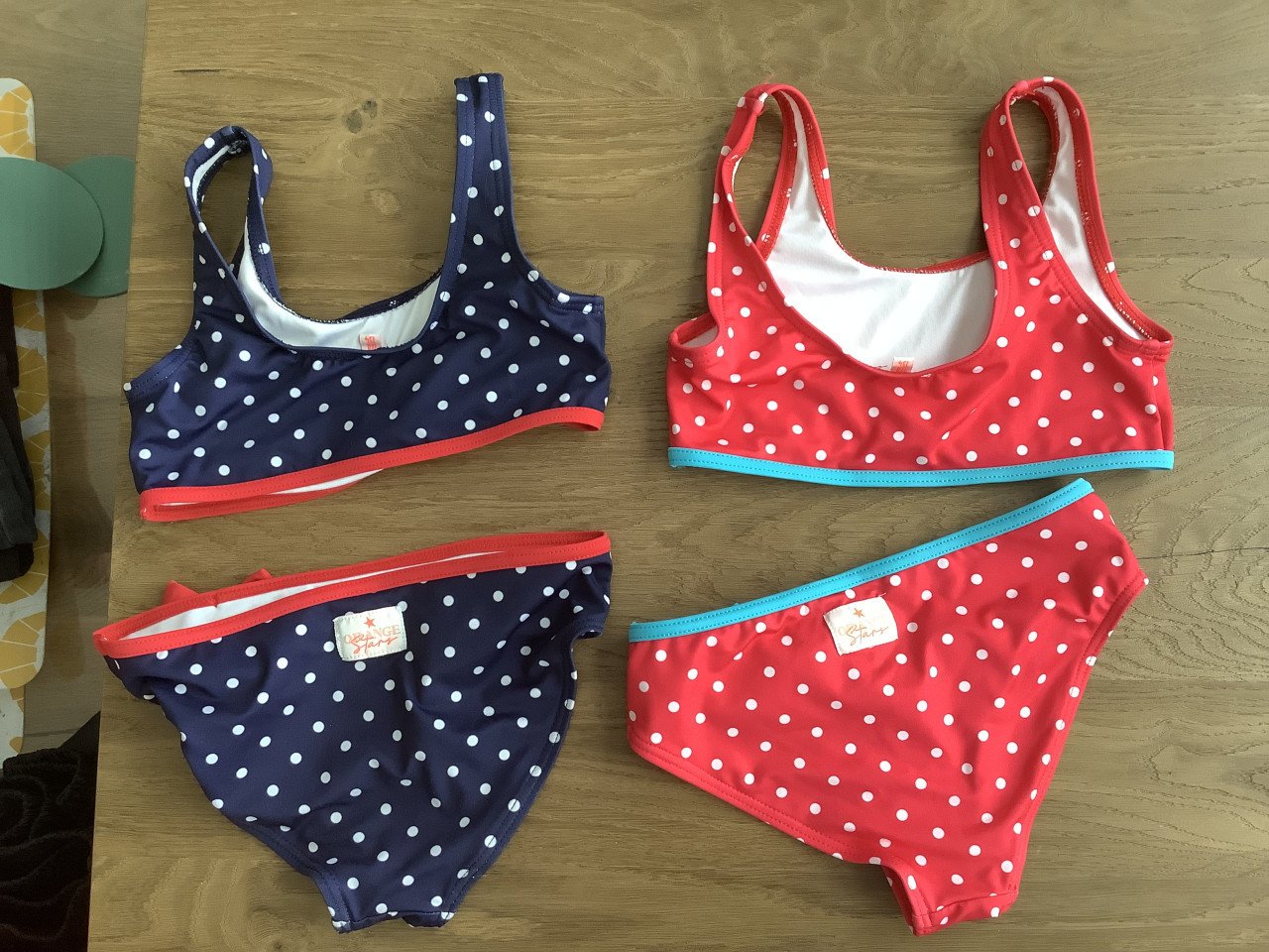 2x meisjes bikini 128-134