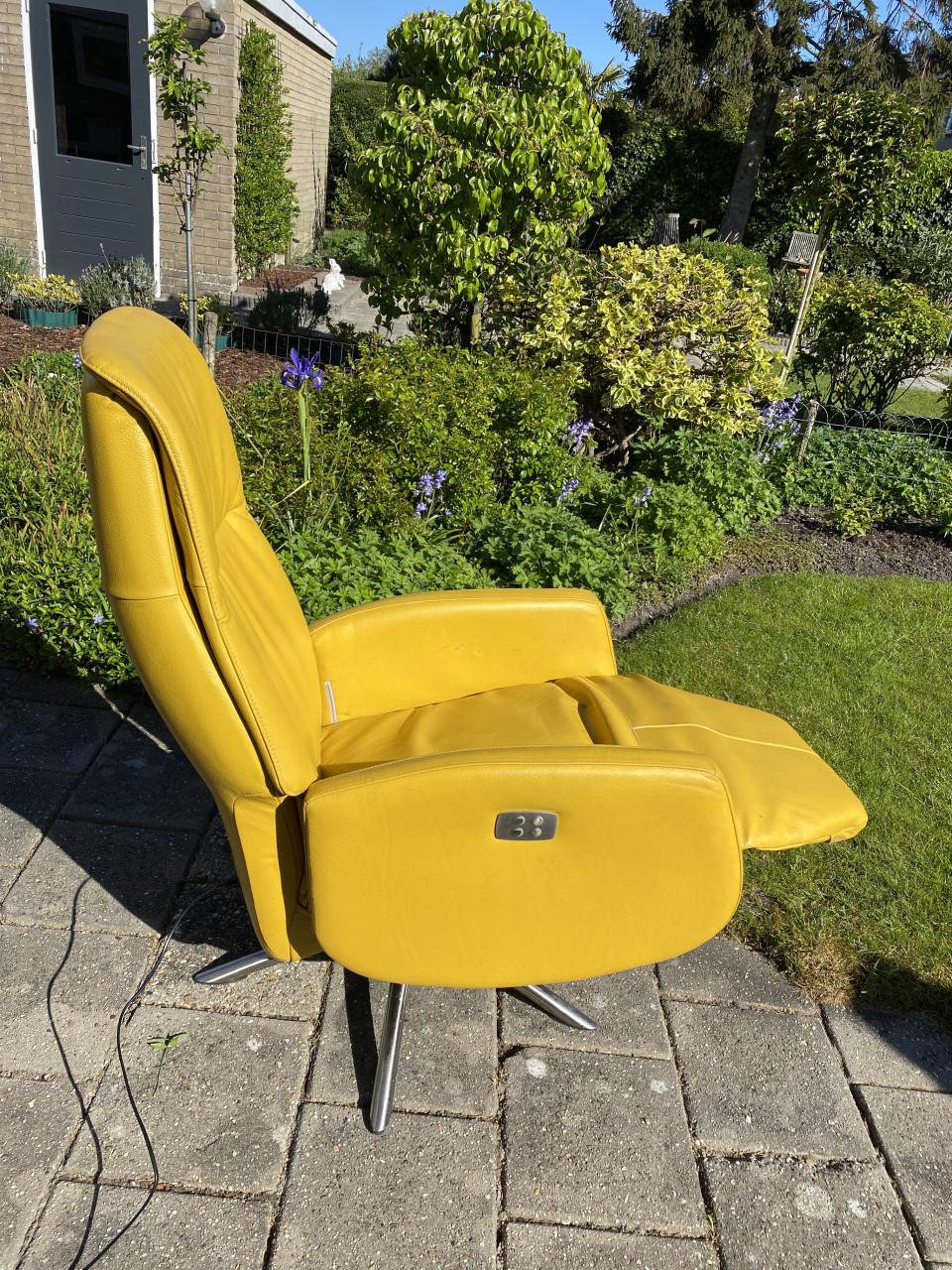 Sta-op stoel met 2 motoren en lederen bekleding. Opbrengst naar: Rode Kruis