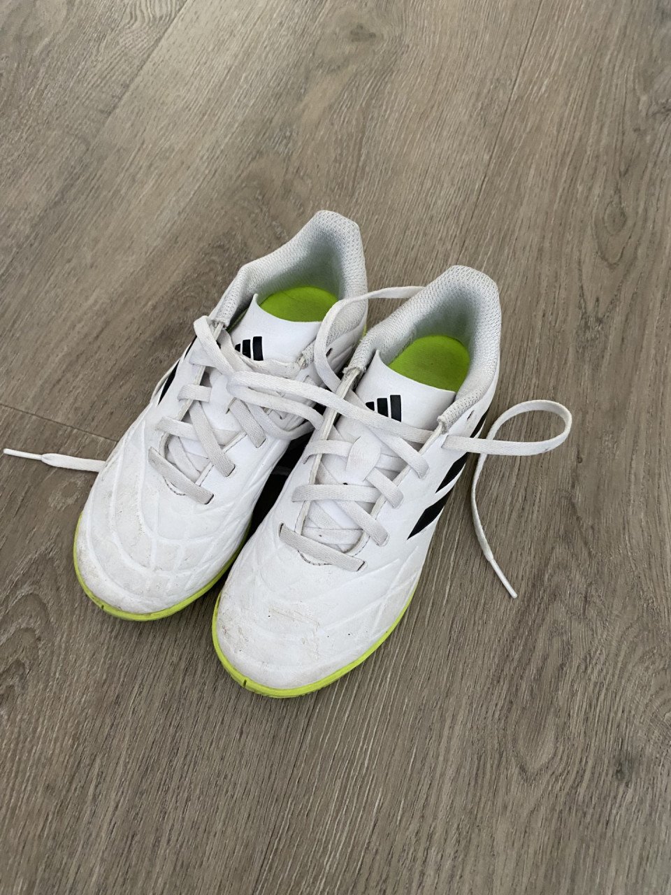 Adidas voetbalschoenen maat 31.