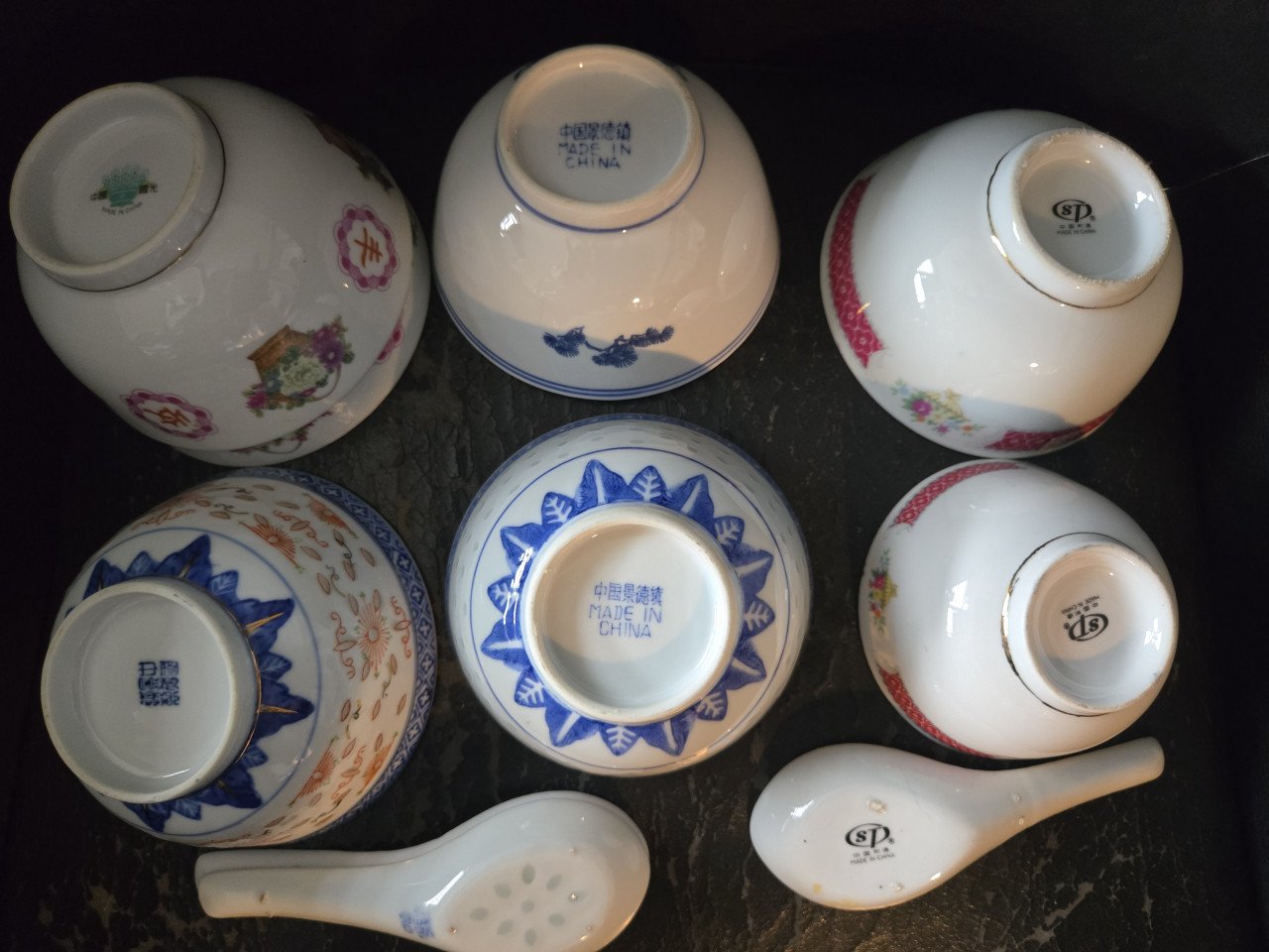 Set van 7 rijstkommen. 6 x 11.5 cm 1 x 9.5 cm doorsnee.