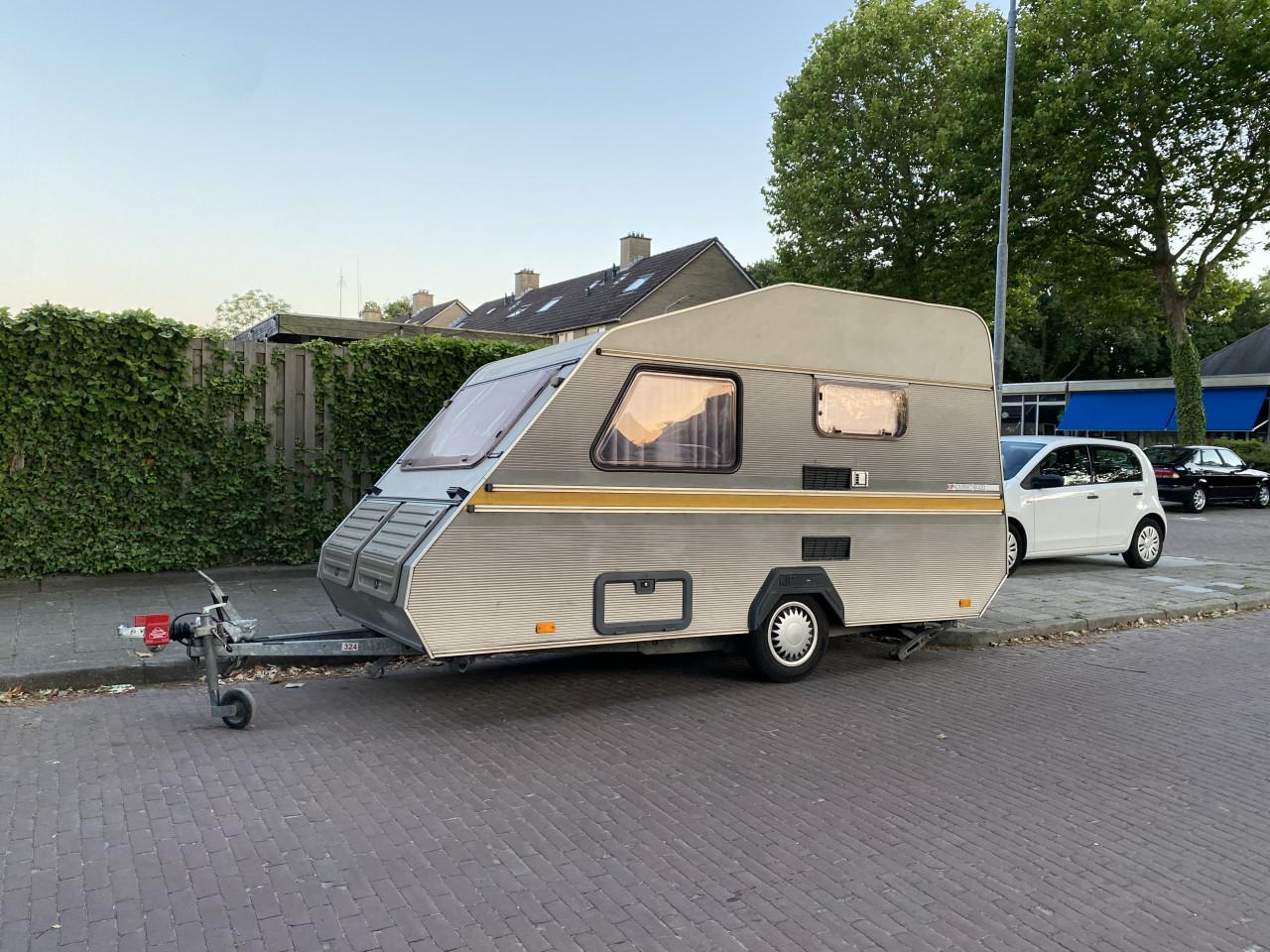 Kip Caravan (1988) incl stallingplek