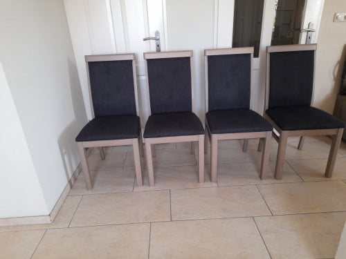 4 Stevige stoelen (z.g.a.n.)  Zitten heerlijk