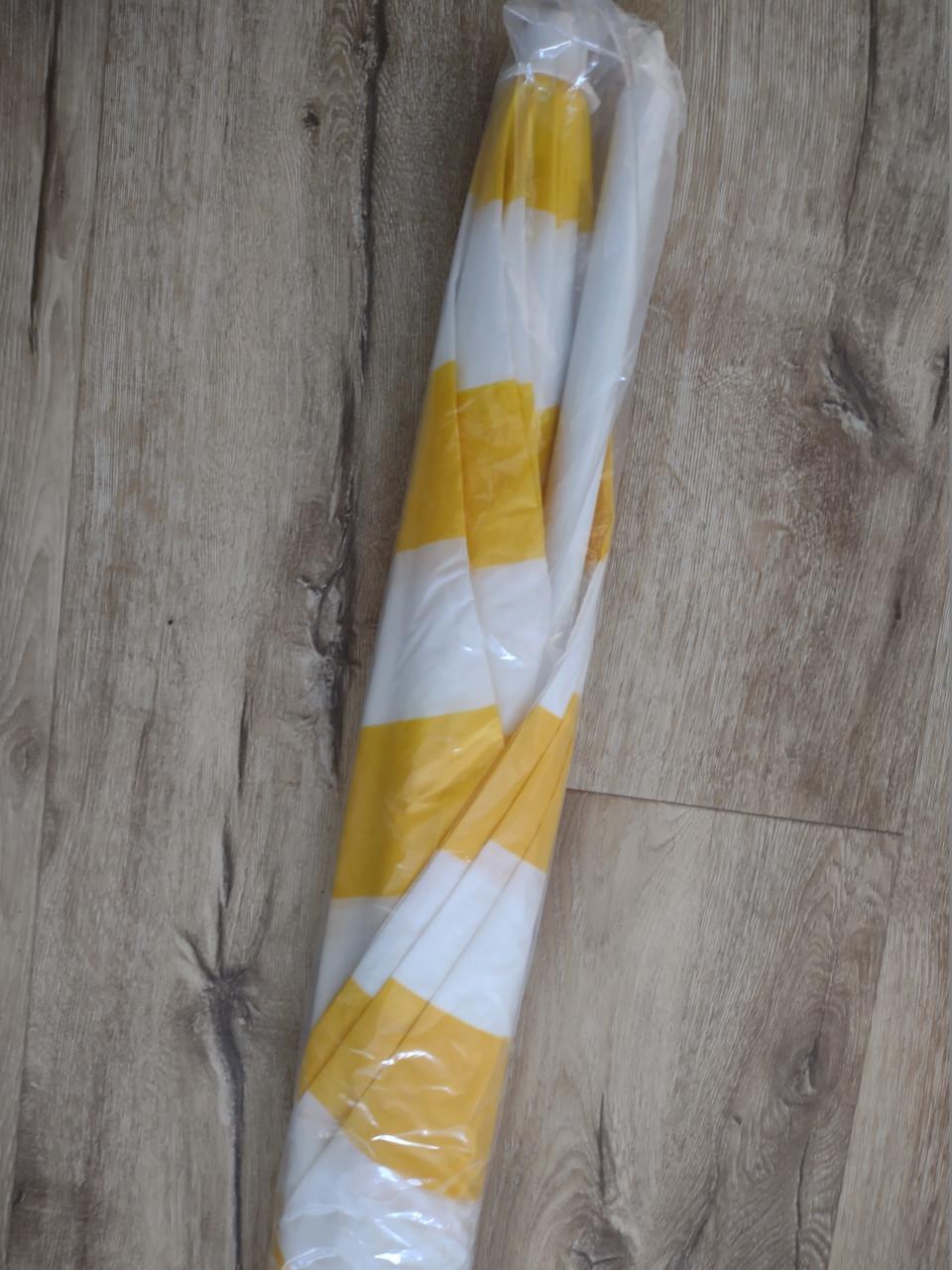 Prachtige nieuwe geel wit gestreepte strandparasol, parasol.