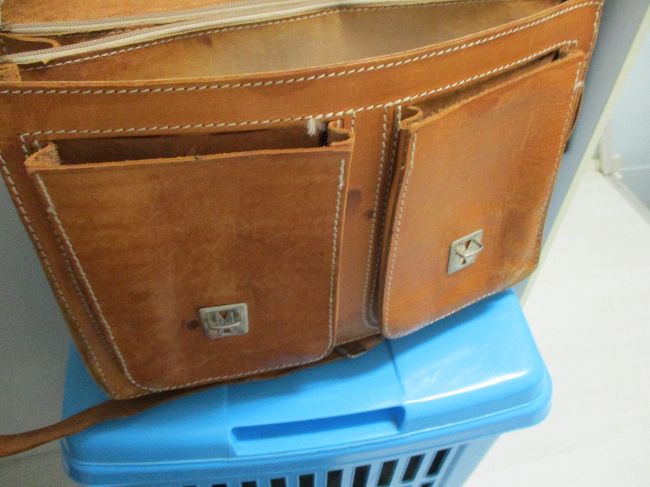 Te koop prachtige lederen schooltas met schouderband