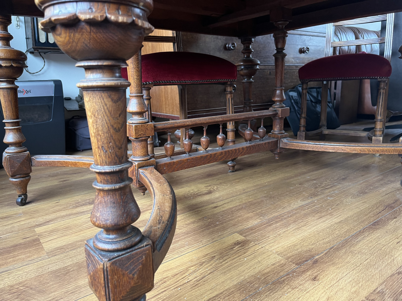Eikenhouten Mechelse tafel met leeuwenkoppen, 4 stoelen