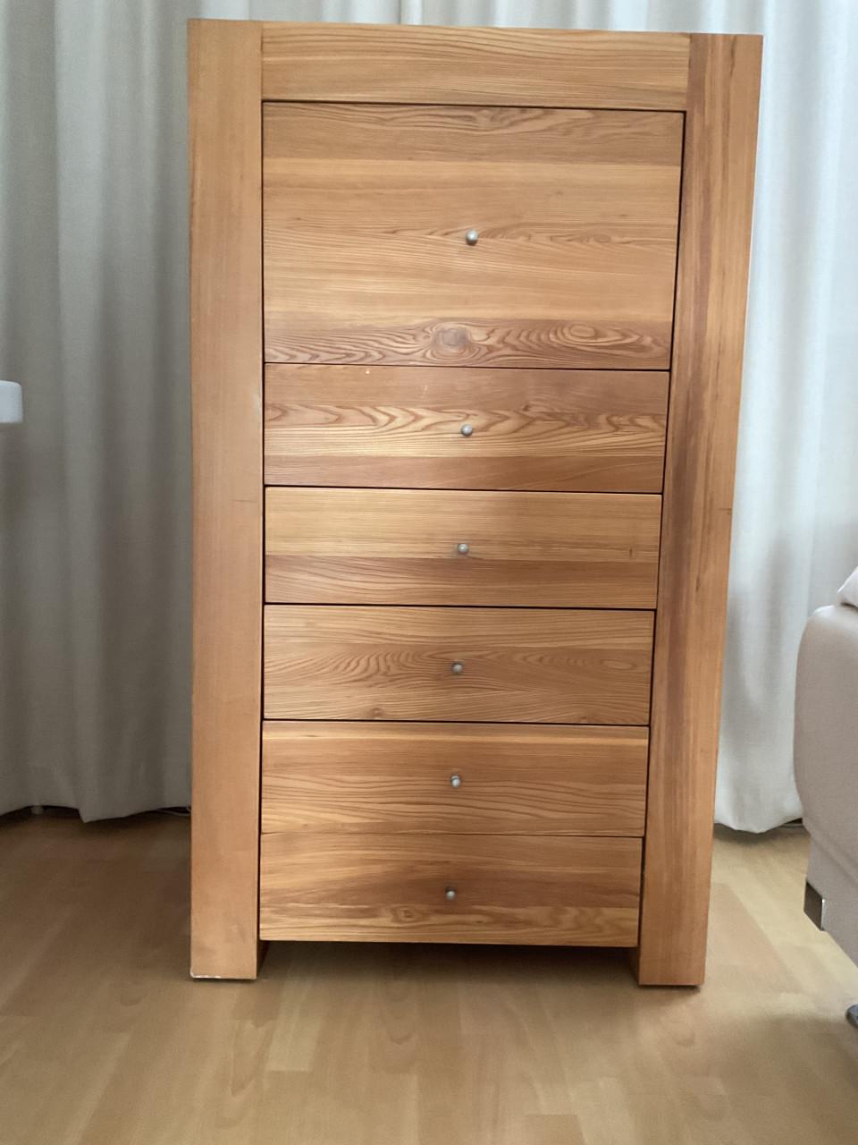 Ladekast van massief hout