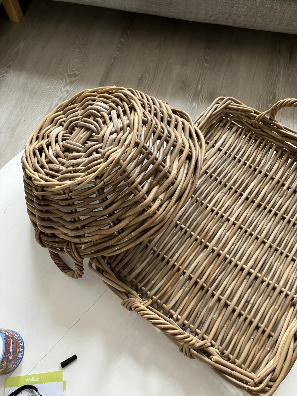 Mooie zware rieten dienblad  met rieten  mand