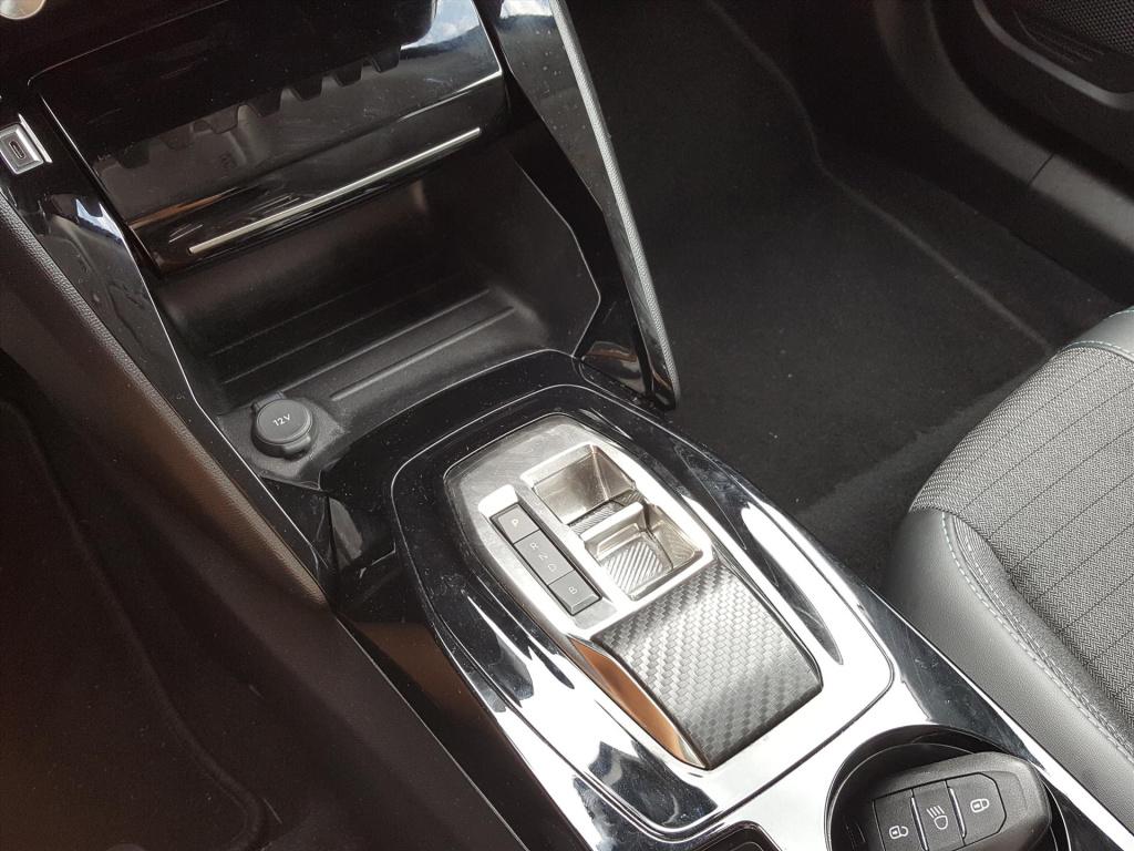 Peugeot E-2008 ev 50kwh 136pk allure pack apple carplay &android auto | nav