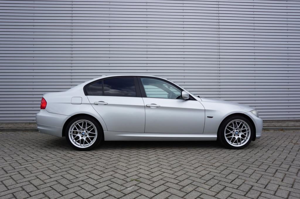 BMW 3-serie 316i business line airco / navi / cruise / carplay / parkeers. 
