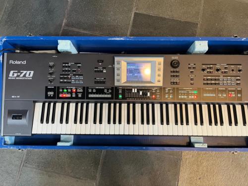 Roland G-70 Music Workstation met pedalen