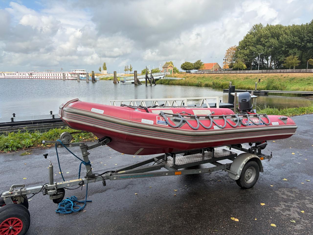 Narwhal onzinkbare rib met 25pk bb motor en Pega trailer