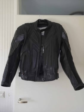 Zwart Leren motorjas en broek, merk SPOOL
