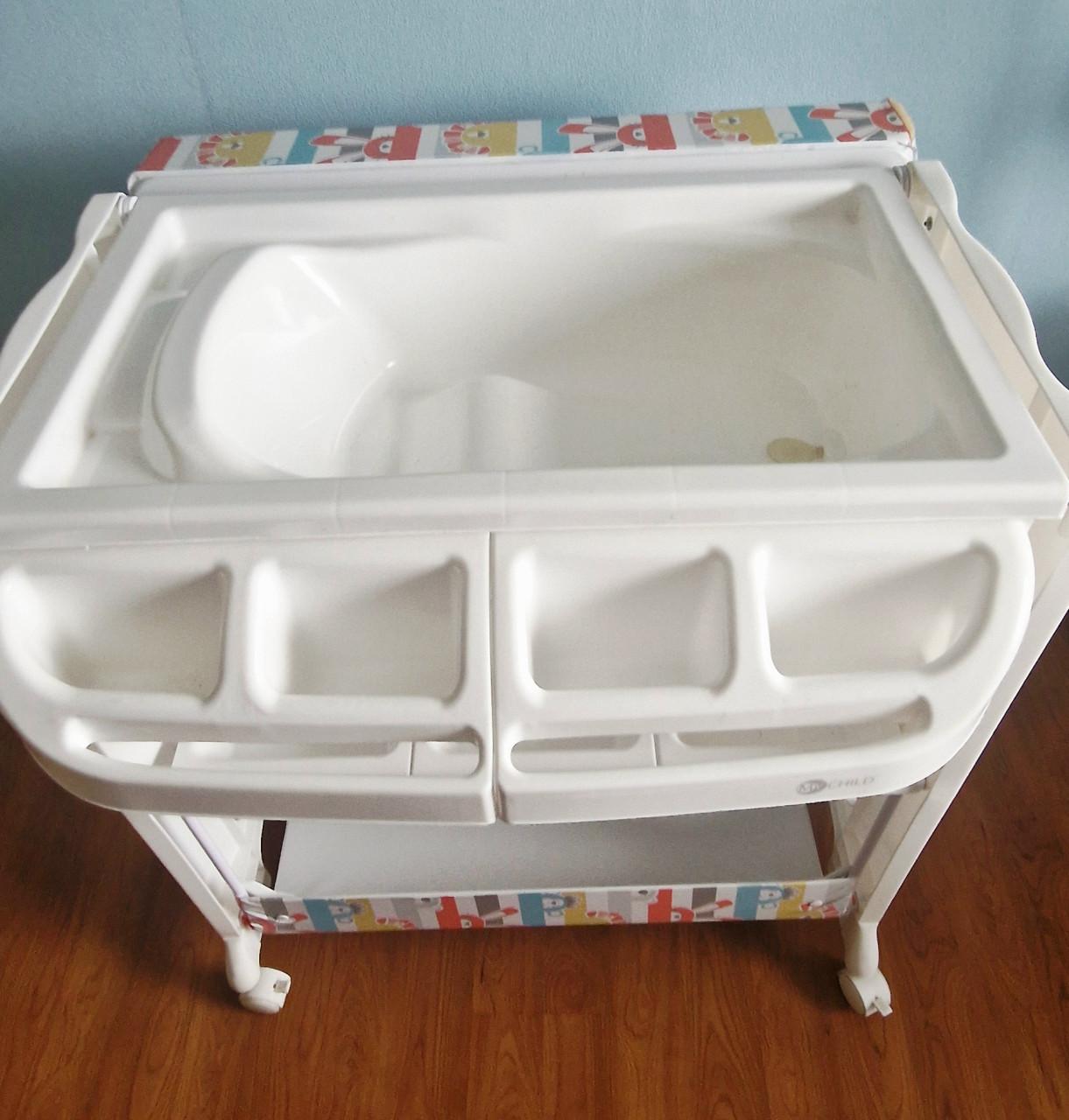 Witte commode met vast aankleedkussen en geïntegreerd badje