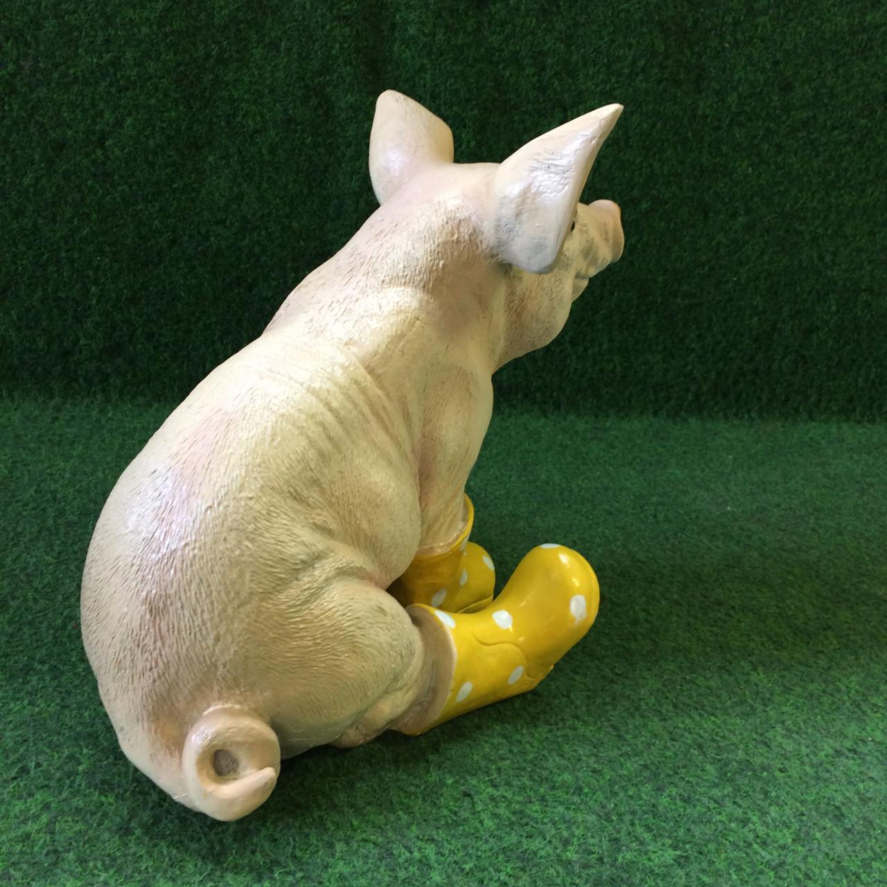 Varken zittend gele laarzen - 30cm - Tuindecoratie