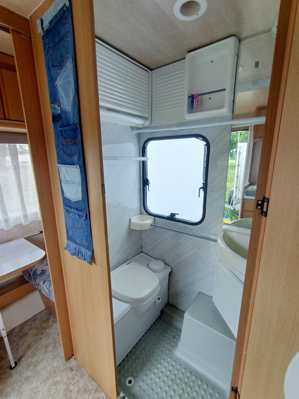Mooi gezinscaravan Adria 440 , 1993 met orrigineel stapelbed, Tent ,uitbouw