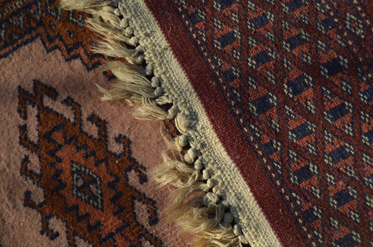 Vintage handgeknoopt kleed in redelijke staat