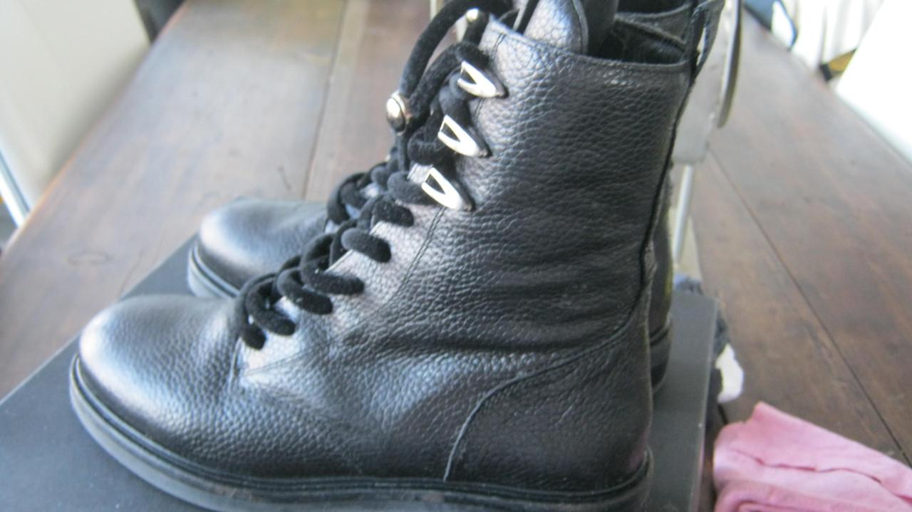 NIEUW LAARZEN MAAT 37 VOOR 50 EURO