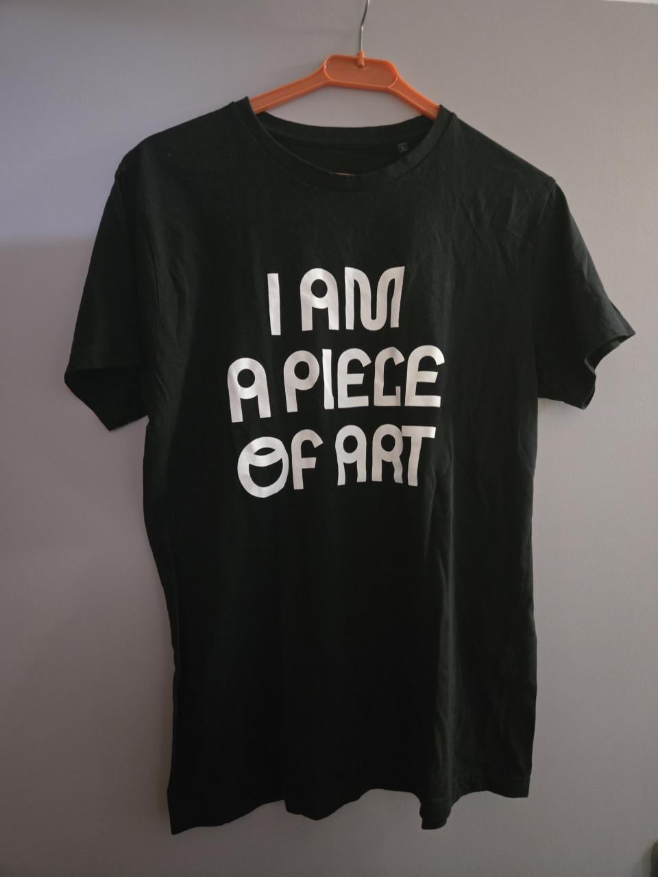 Zwart T-shirt Maat L en een zwarte sjaal met tekst "I AM A PIECE OF ART"