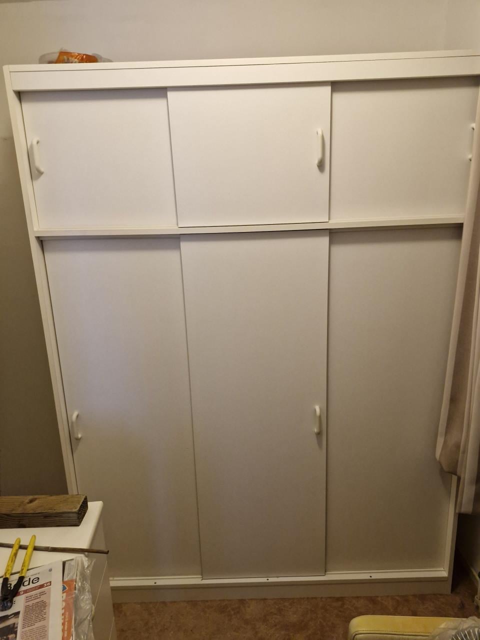 Gratis witte kast met schuifdeuren