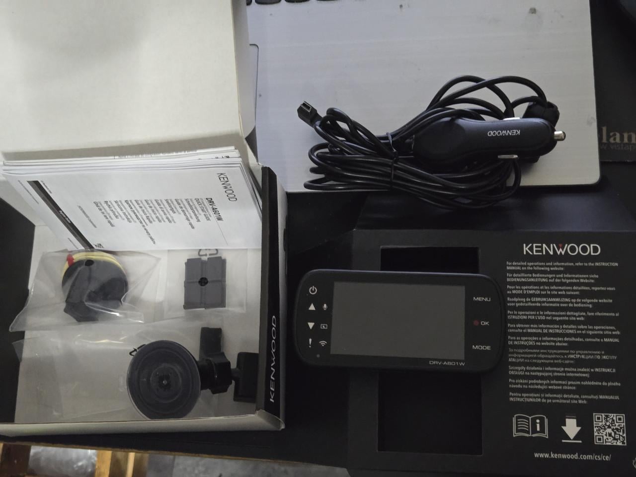 Kenwood DRV-A601W 4K Ultra HD Dashcam en Kenwood KCA-R200 achtercamera.