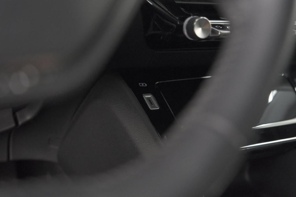 Peugeot 2008 puretech 130 pk allure pack | trekhaak | camera | adaptieve cr