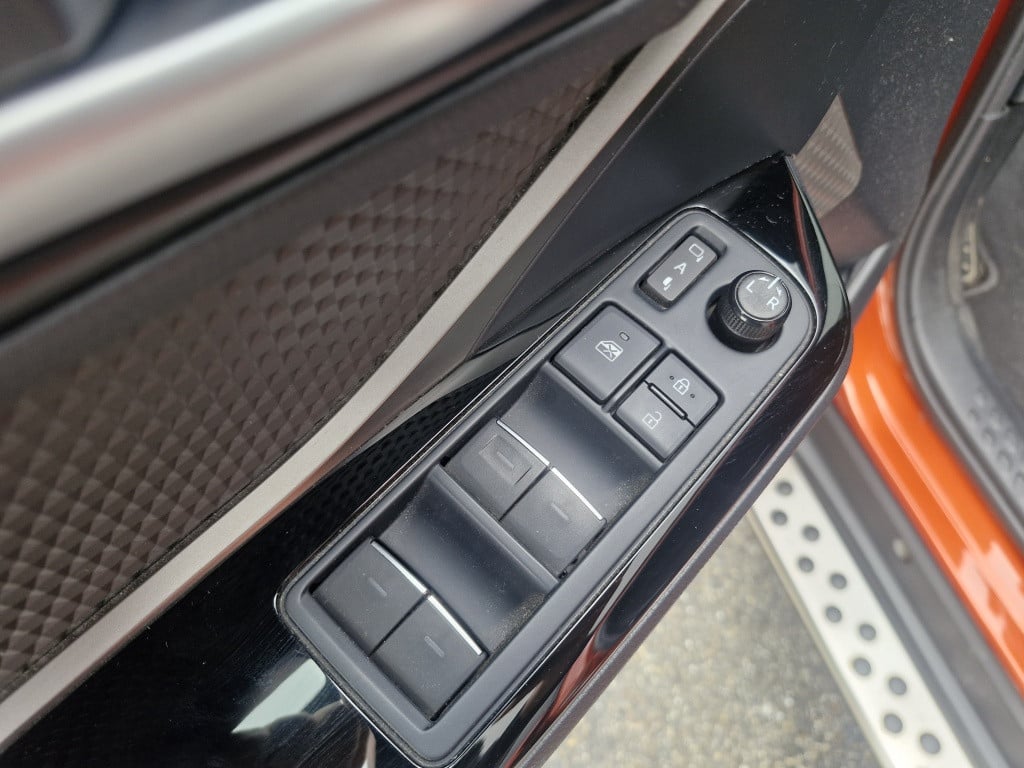 Toyota C-hr 2.0 hybrid launch edition