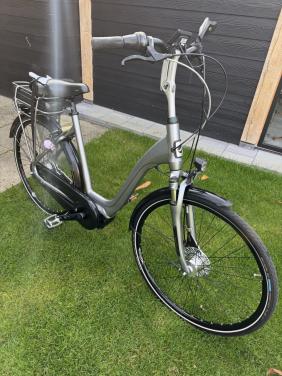 Giant elektrische fiets met middenmotor lage opstap en spiegel