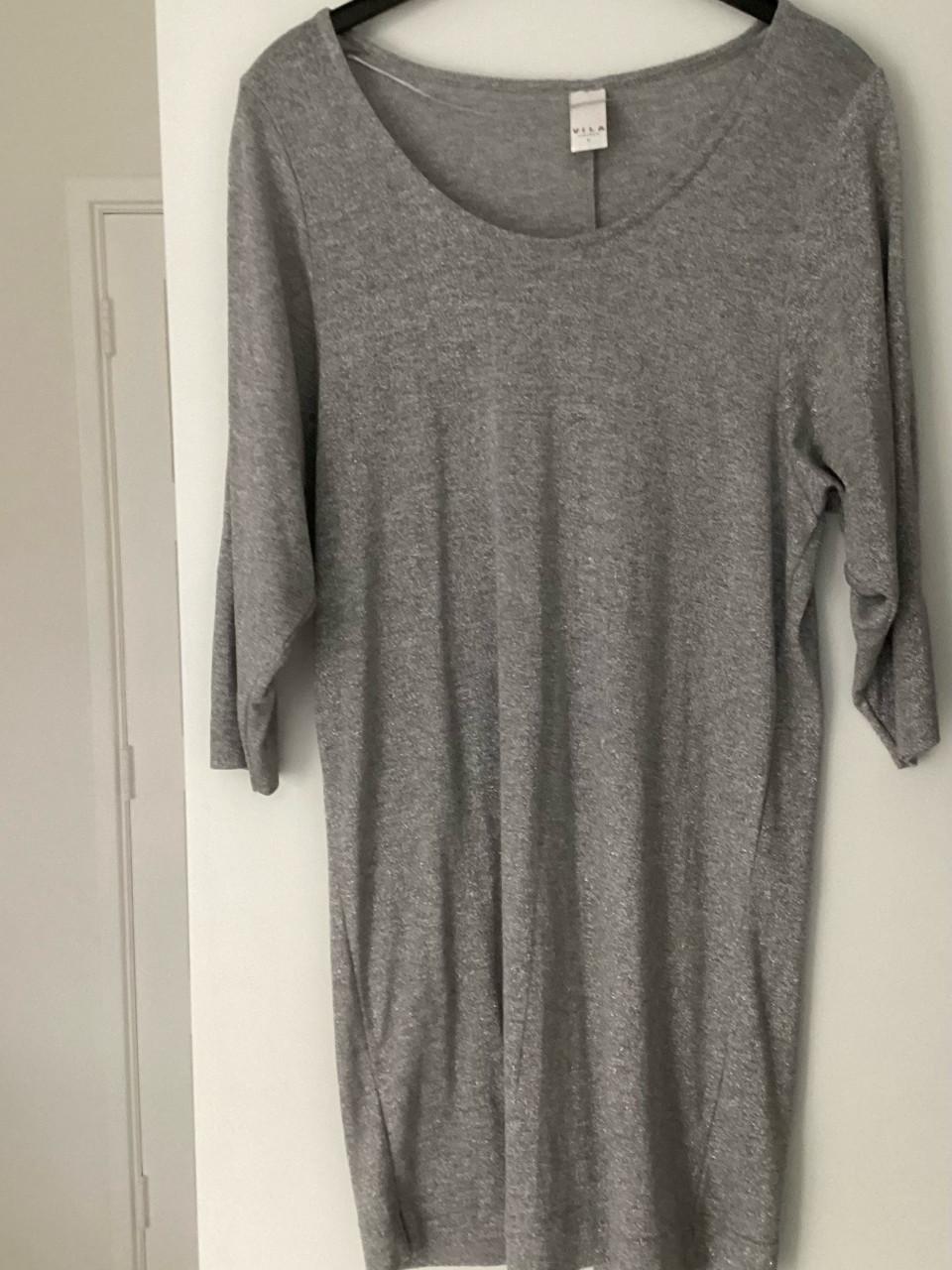 Leuk zilver jurkje maat L vila zgan